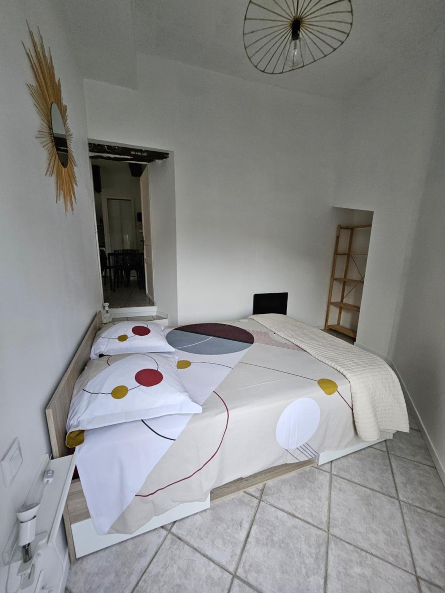 Appartement F2 entièrement refait à neuf en 2021 + parking. à Grasse Extérieur photo